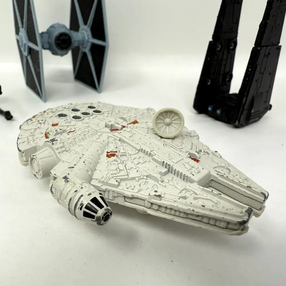 Star Wars Lot 4 Fighter Millennium Falcon Kylo Ren’s Nostalgia Action Figures